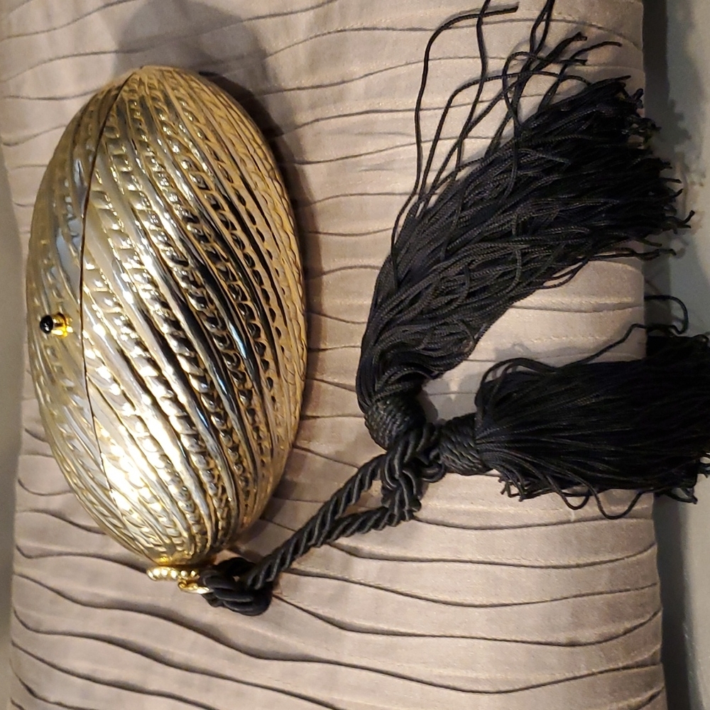 Gold egg clutch